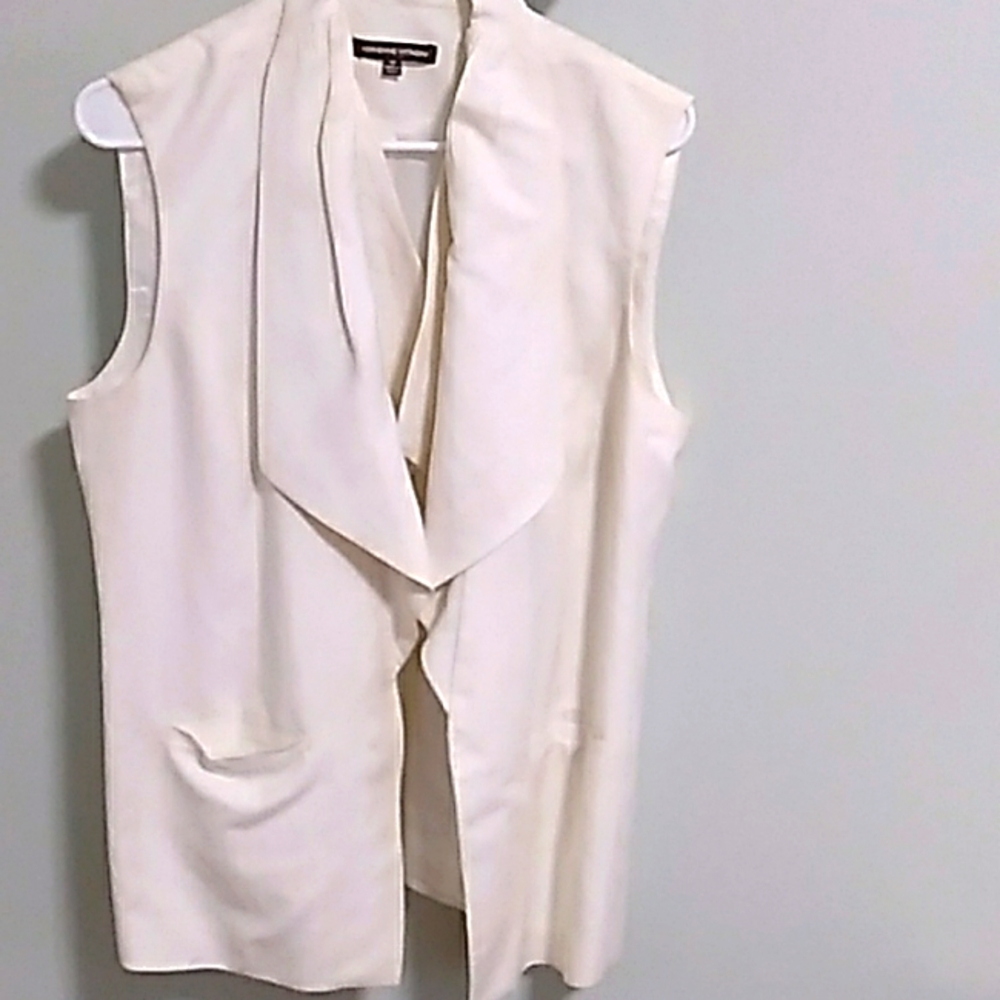 Line vest with double flaps in the opening